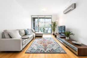 A Comfy Studio Next to Darling Harbour City Views